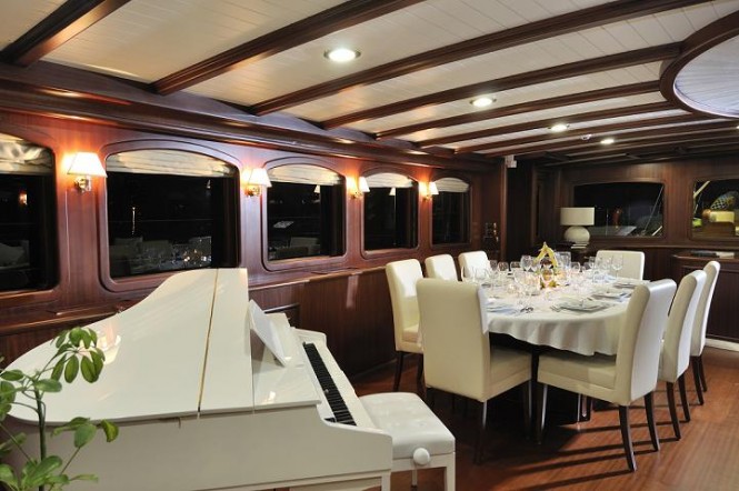 Sailing yacht REGINA - Salon with piano Sailing yacht REGINA - Salon with piano